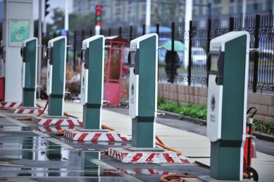 公共充电桩数量排名：北京以4.2万个位居第一，上海4万个紧随其后